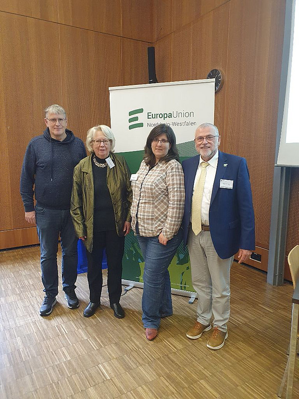 Menschen vor Plakat der Europa-Union (Jürgen Hattendorf, Bärbel Steinbach, Julia Rimkus und Peter Wahl)