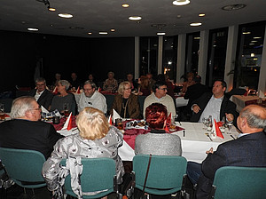 Viele Leute in der Gaststätte Zille