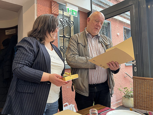 Julia Rimkus und Thomas Nückel mit Urkunde