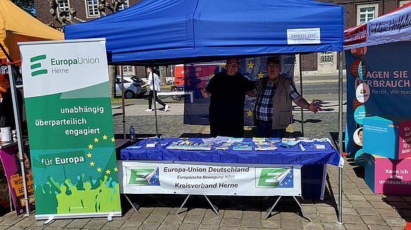 Informationsstand mit blauem Zelt und grünem Aufsteller