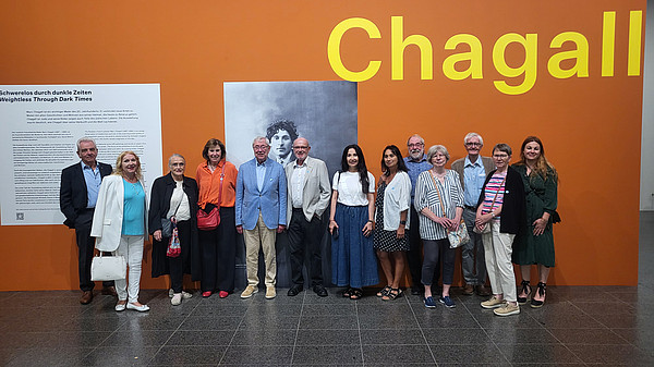 Mitglieder der Europa-Union vor dem Portrait von Marc Chagall