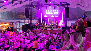 Bühnenprogramm im Festzelt