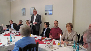 Menschen beim Zuhören