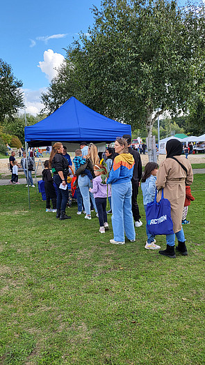 Warteschlangen am Informationsstand