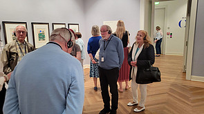 Personengruppe im Museum