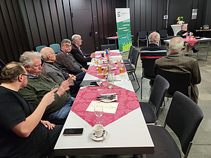 Menschengruppe am Tisch